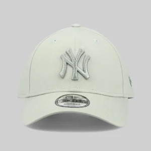 New Era New York Yankees MLB League Essentials 9Forty Strapback Cap - 60595160